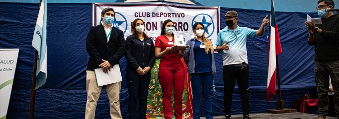 Enfermeras y matronas en escenario junto a otros ejecutivos