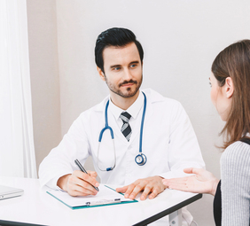 medico atendiendo a una paciente por atención primaria