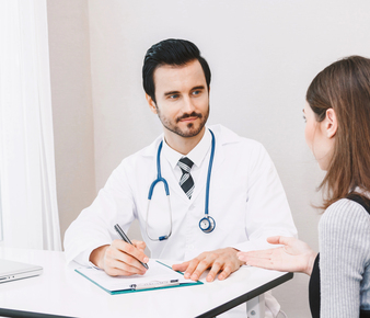 medico atendiendo a una paciente por atención primaria