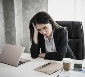 persona con burnout en el trabajo