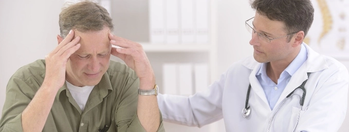 paciente con cefalea en consulta médica