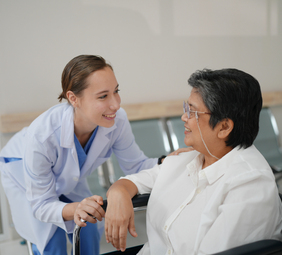 enfermera atiende a una persona mayor