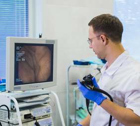 médico realizando una colonoscopia