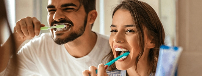 pareja lavándose los dientes