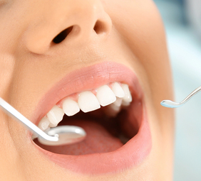 dentista revisa los dientes de una paciente
