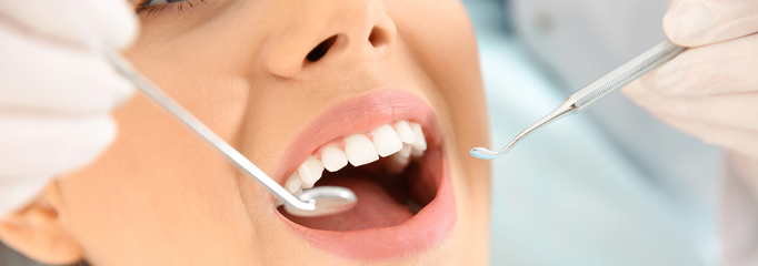dentista revisa los dientes de una paciente