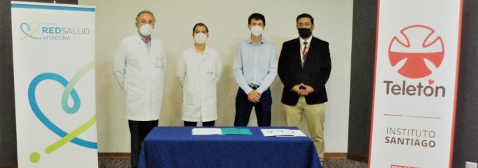médicos y administrativos de Clínica RedSalud Vitacura y Teletón en firma del convenio