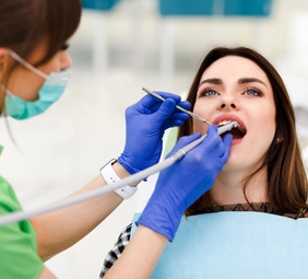 mujer en consulta dental