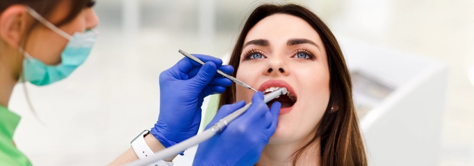 mujer en consulta dental