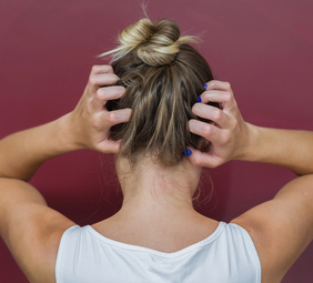 persona con dermatitis seborreica en el cuero cabelludo