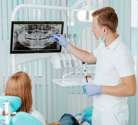 dentista realizando un diagnostico dental