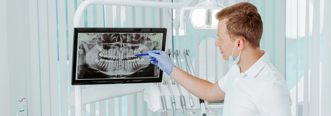 dentista realizando un diagnostico dental