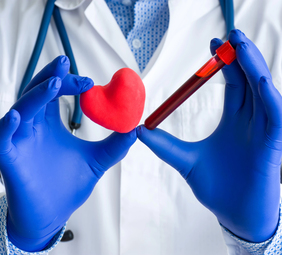 médico previniendo o controlando la dislipidemia