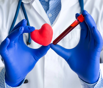 médico previniendo o controlando la dislipidemia