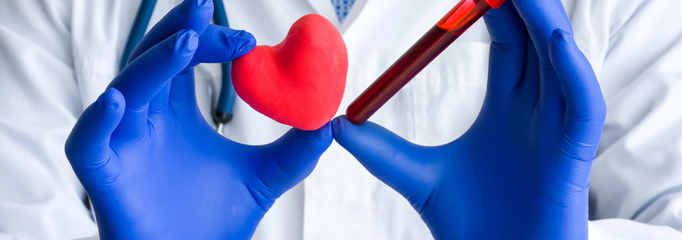 médico previniendo o controlando la dislipidemia