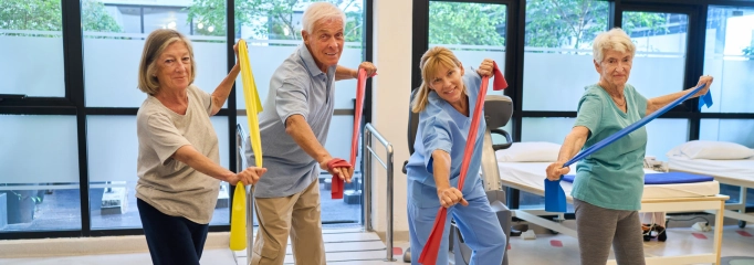 personas mayores haciendo ejercicio