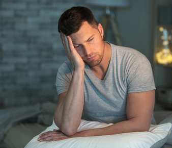 persona con síntomas de encefalitis