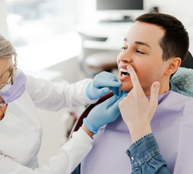 consulta dental por encías