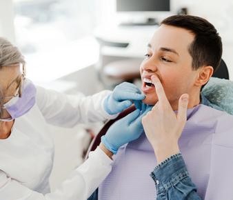 consulta dental por encías