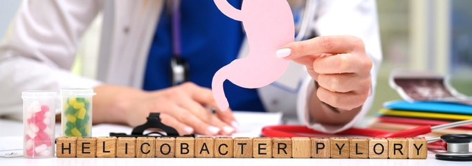 consulta médica, letras forman la palabra helicobacter pylori en cubos de madera