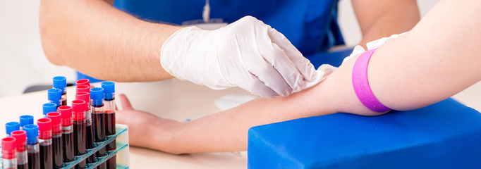 toma de muestra de sangre en laboratorio