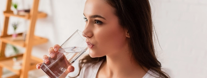 mujer tomando agua