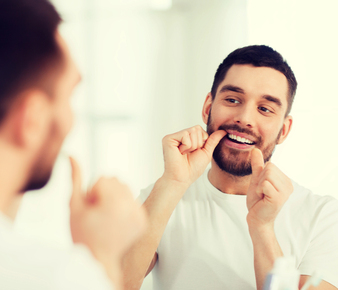 persona usando hilo dental