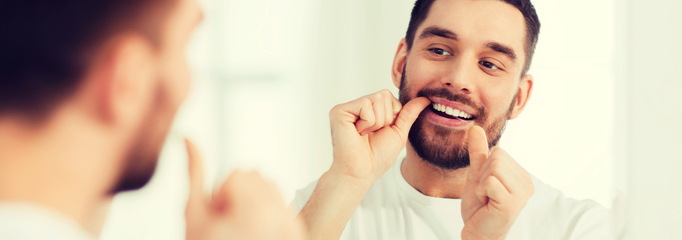 persona usando hilo dental