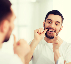 persona usando hilo dental