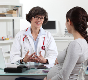 mujer en consulta ginecológica en RedSalud