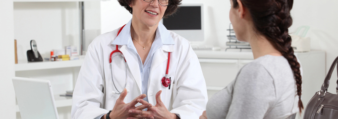 mujer en consulta ginecológica en RedSalud