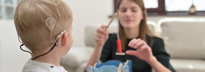 niño con implante coclear en consulta con fonoaudióloga