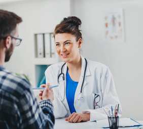 médico paciente en consulta de inmunología