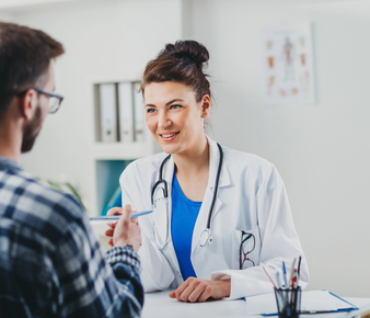 médico paciente en consulta de inmunología