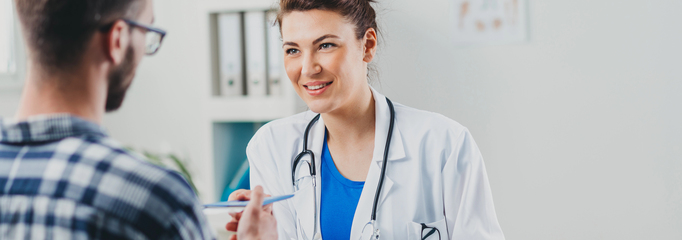 médico paciente en consulta de inmunología