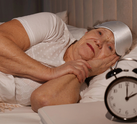 persona mayor con insomnio