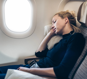 persona durmiendo en un avión con luz de día