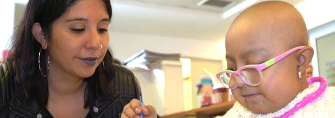 María José y su madre en la escuela de pediatría RedSalud