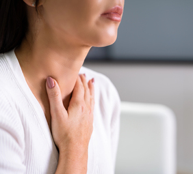 Persona con laringitis y dolor de garganta
