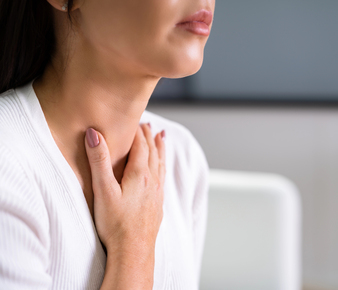 Persona con laringitis y dolor de garganta