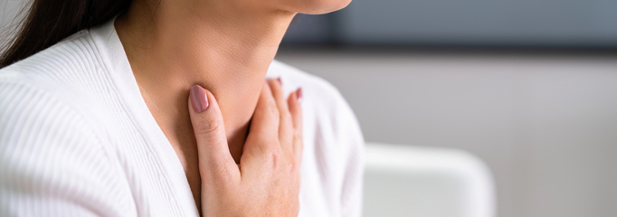 Persona con laringitis y dolor de garganta