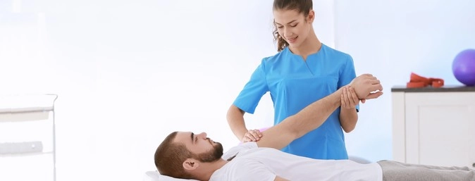 kinesióloga y paciente
