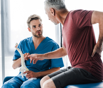 persona en consulta médica por lumbago