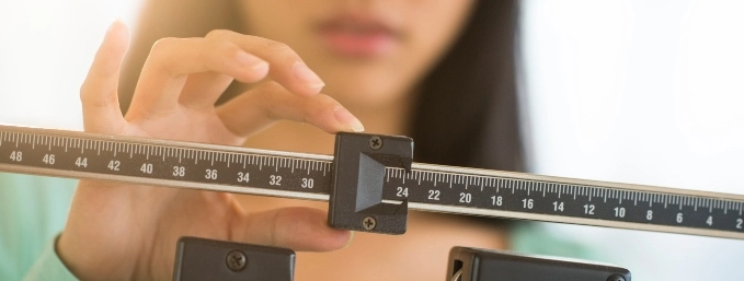 mujer en una bascula 