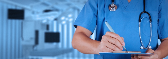 medico con uniforme de pabellón azul y estetoscopio anota en una hoja