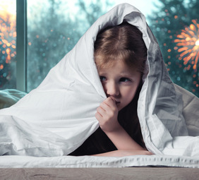 niña con autismo en contexto de pirotecnia