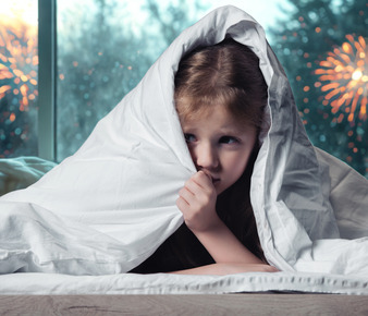 niña con autismo en contexto de pirotecnia