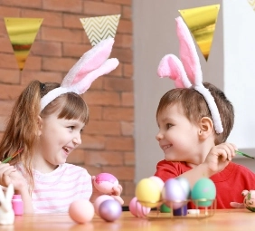 niños celebrando la pascua de resurrección con huevitos de chocolate