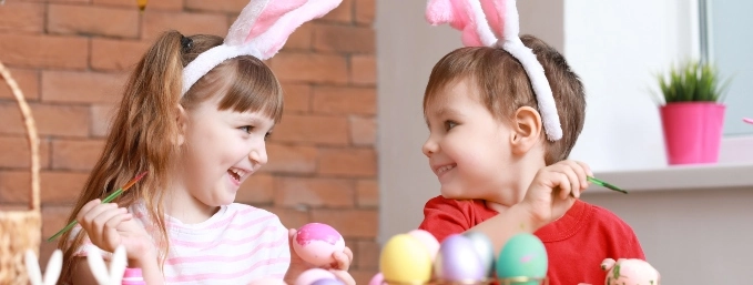 niños celebrando la pascua de resurrección con huevitos de chocolate