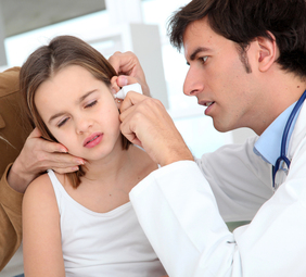 niña con otitis en consulta médica